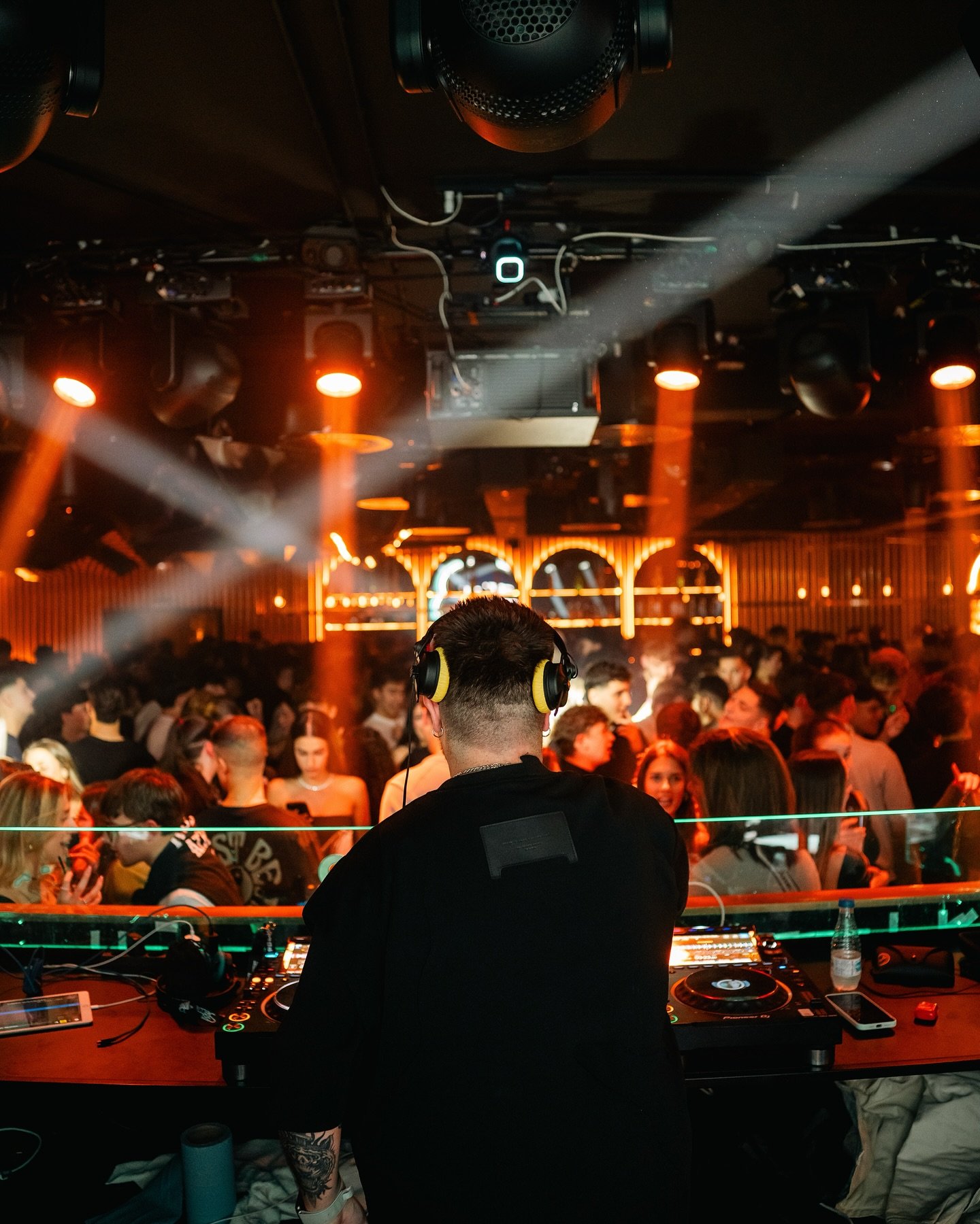 Crisdeluxe dj en una discoteca